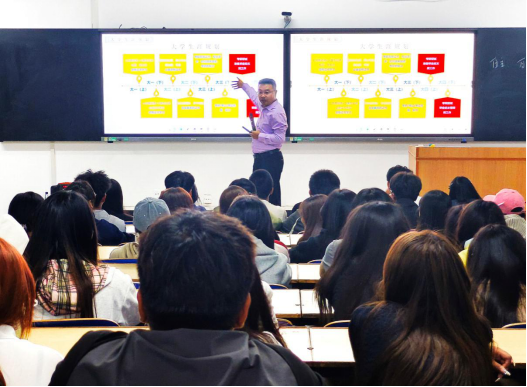 经济管理学院顺利开展2025级新生入学教育活动