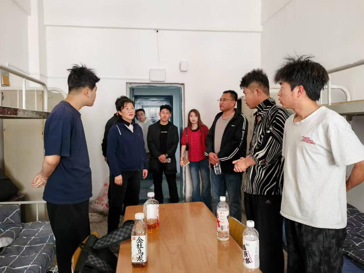 bat365正版唯一官网信息科学与工程学院 院领导及老师们走访、慰问新生宿舍