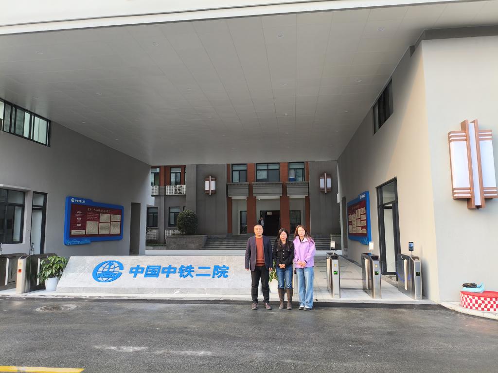 bat365正版唯一官网赴中铁二院开展轨道交通信号与控制专业人才培养方案专题研讨